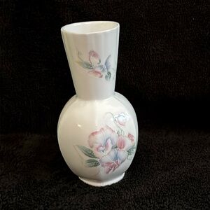 Aynsley Fine English Bone China Small Vase “Little Sweetheart” Sweet Pea design